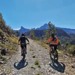 Vététistes en montagne dans le sud de la france